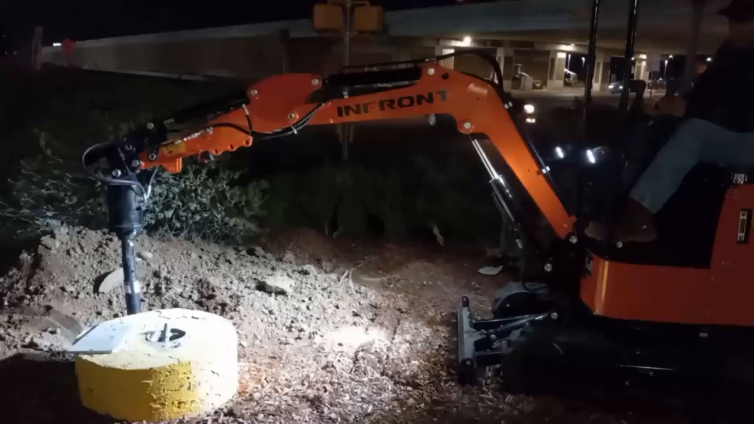 Customer using INFRONT YFE12 excavator for work