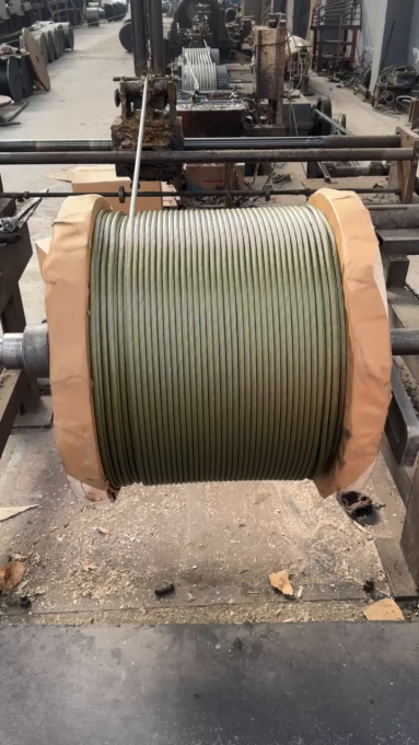 Ungalvanized steel wire rope is being produced.