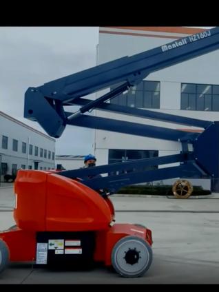 Self-propelled articulated boom lift