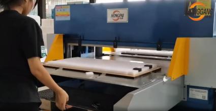 Automatic hydraulic foam cutting machine
