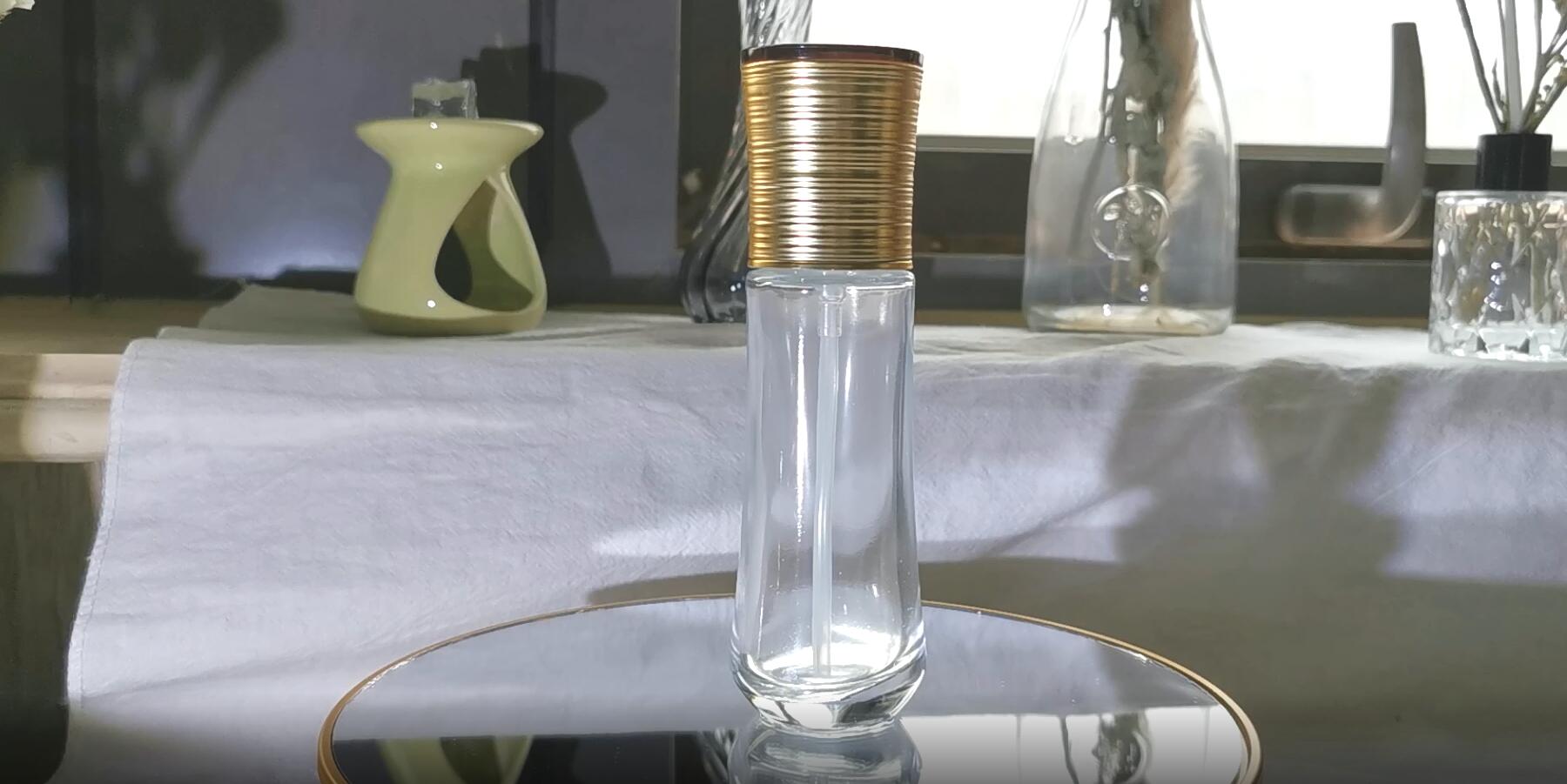 As a glass lotion bottle supplier, this video shows you a physical example of a lotion bottle.